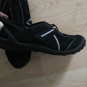 Non slip walking shoes